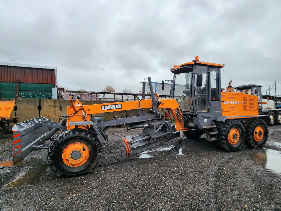 Машины с отвалами, щетками и ковшами будут убирать дороги Чехова зимой