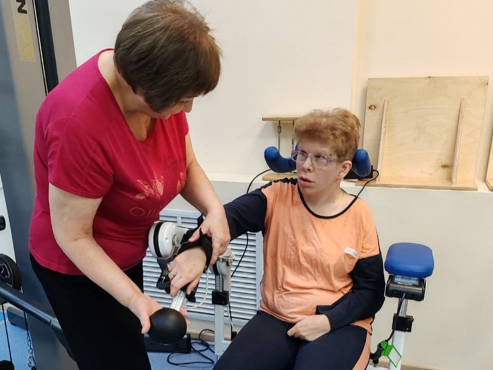 Когда плечо говорит «спасибо»: новый тренажер творит чудеса в соццентре «Богородский»