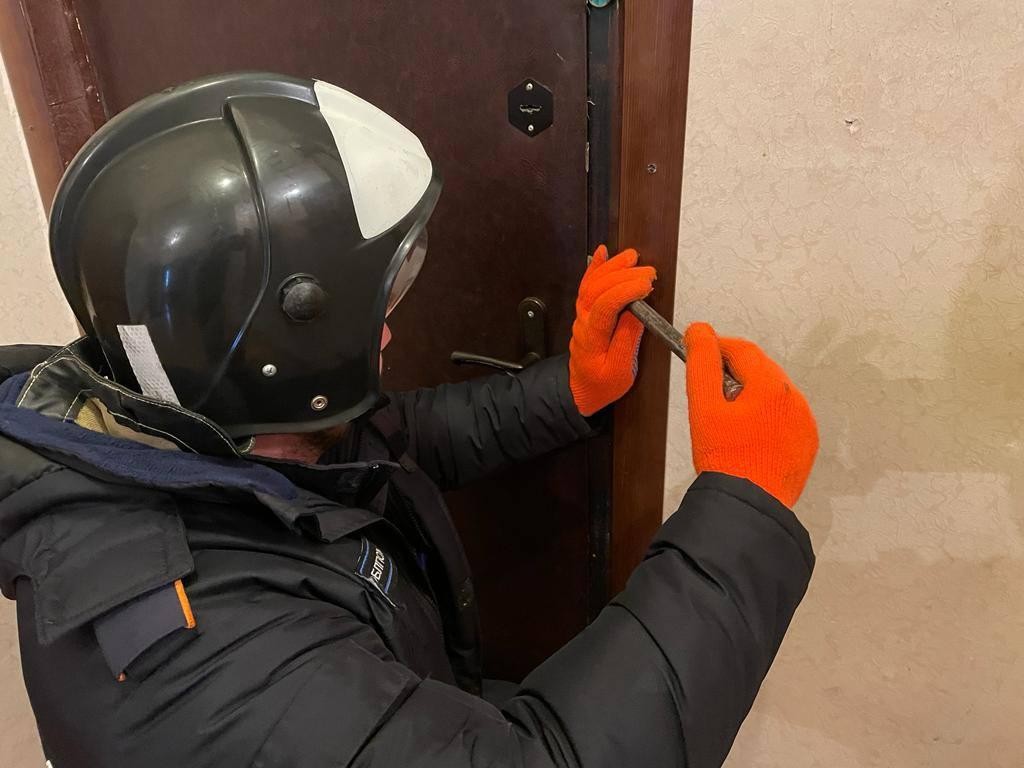 Спасатели деблокировали дверь в квартиру в Кашире, где находилась пенсионерка