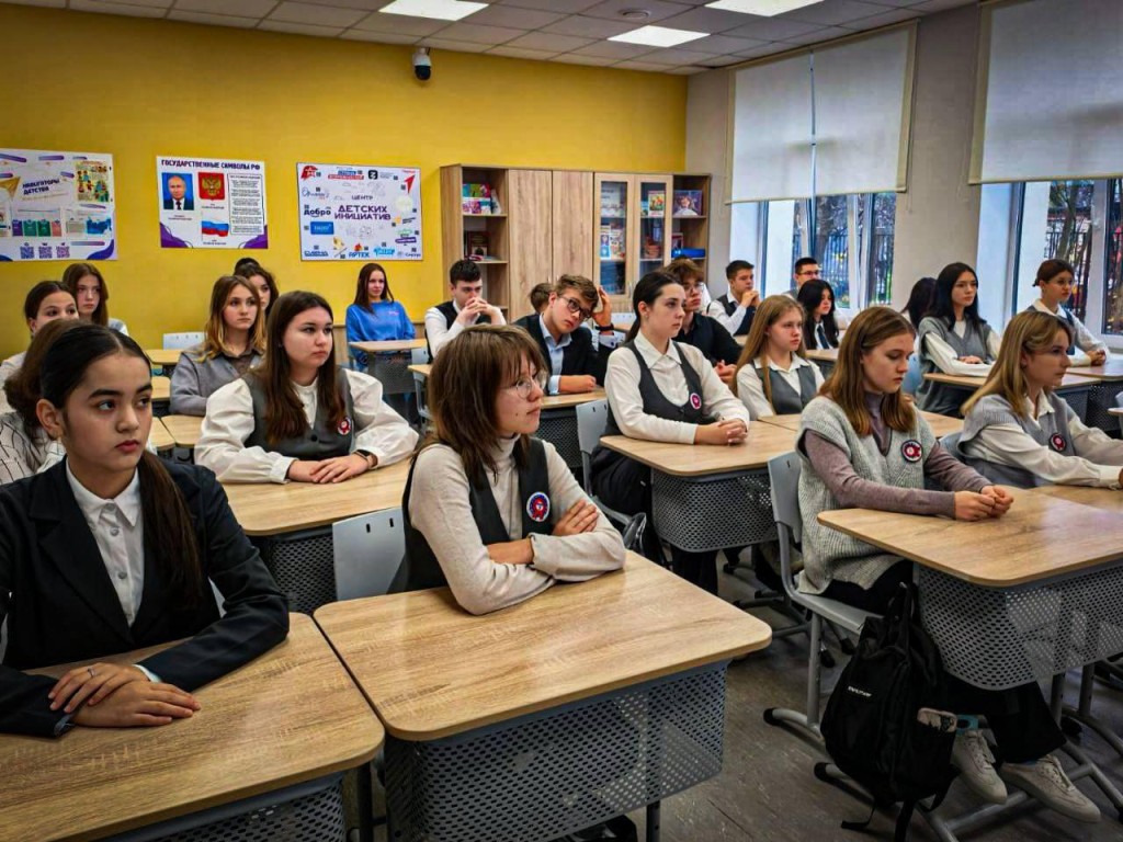 СОБР в гимназии № 7: офицер «Гюрзы» рассказал учащимся тайны службы в спецподразделении