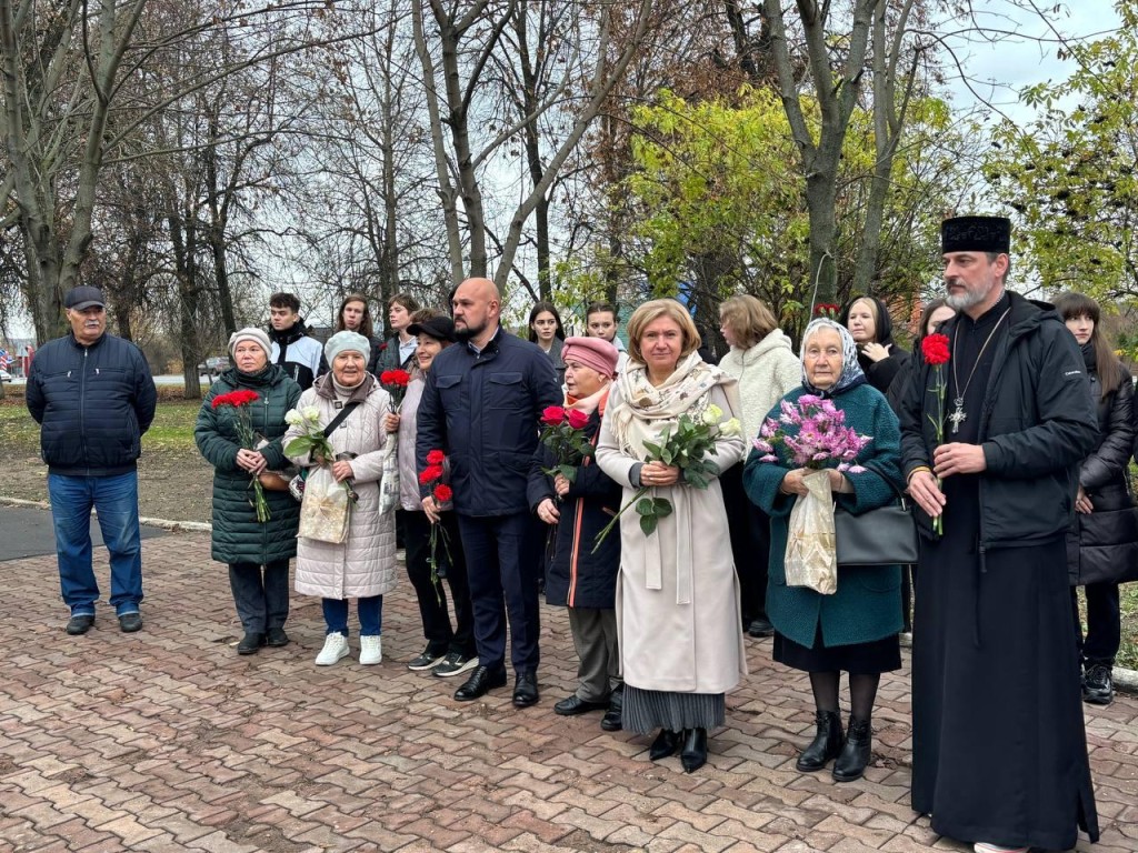 В Бронницах почтили жертв политических репрессий у каменного монумента