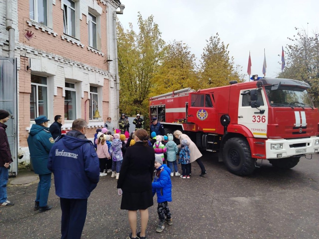 В Волоколамском округе пожарные научили дошкольников поведению у водоемов зимой