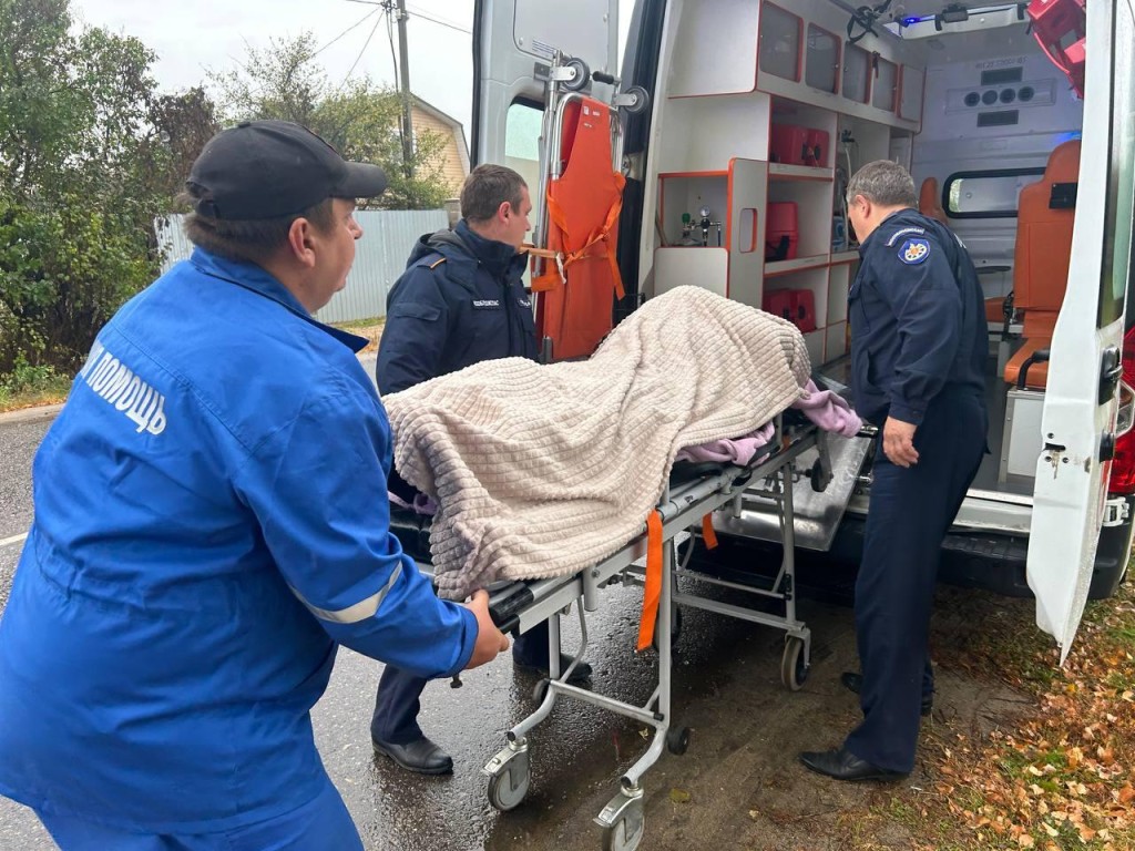 Спасатели помогли медикам госпитализировать пациента с большим весом в Серебряных Прудах