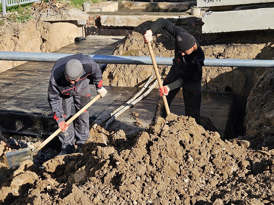 Новый асфальт на дороге и парковке у гимназии №13 уложат к середине октября