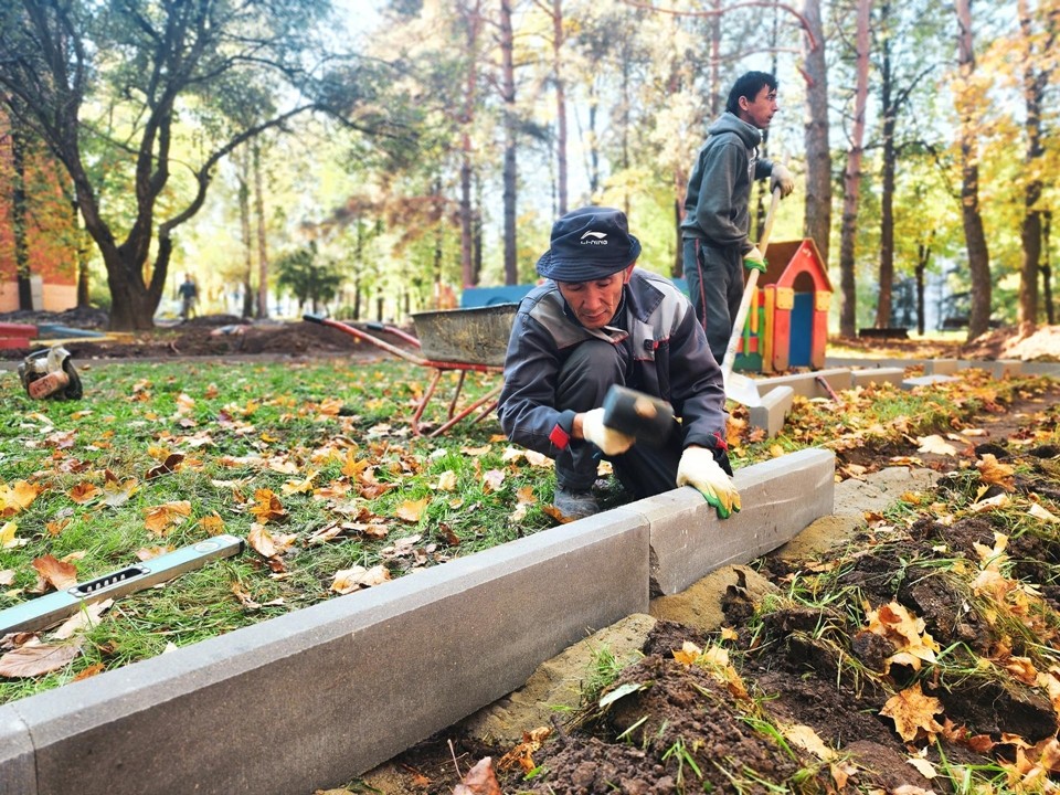 В Пущине завершили благоустройство двора с детской площадкой и умным освещением