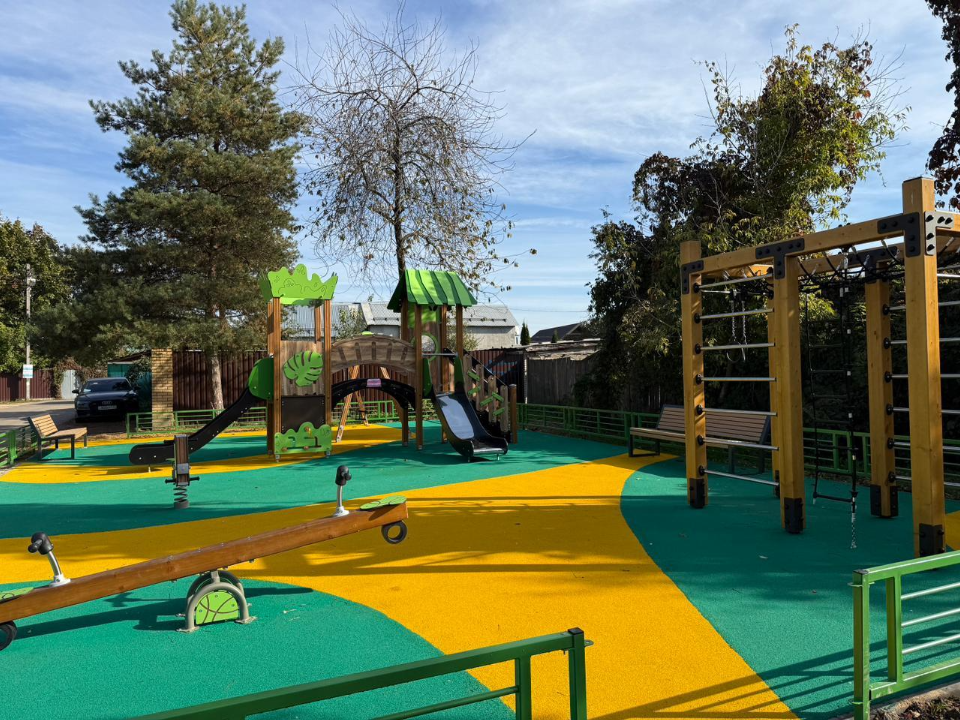 В поселке Томилино завершаются работы по обустройству детской игровой площадки