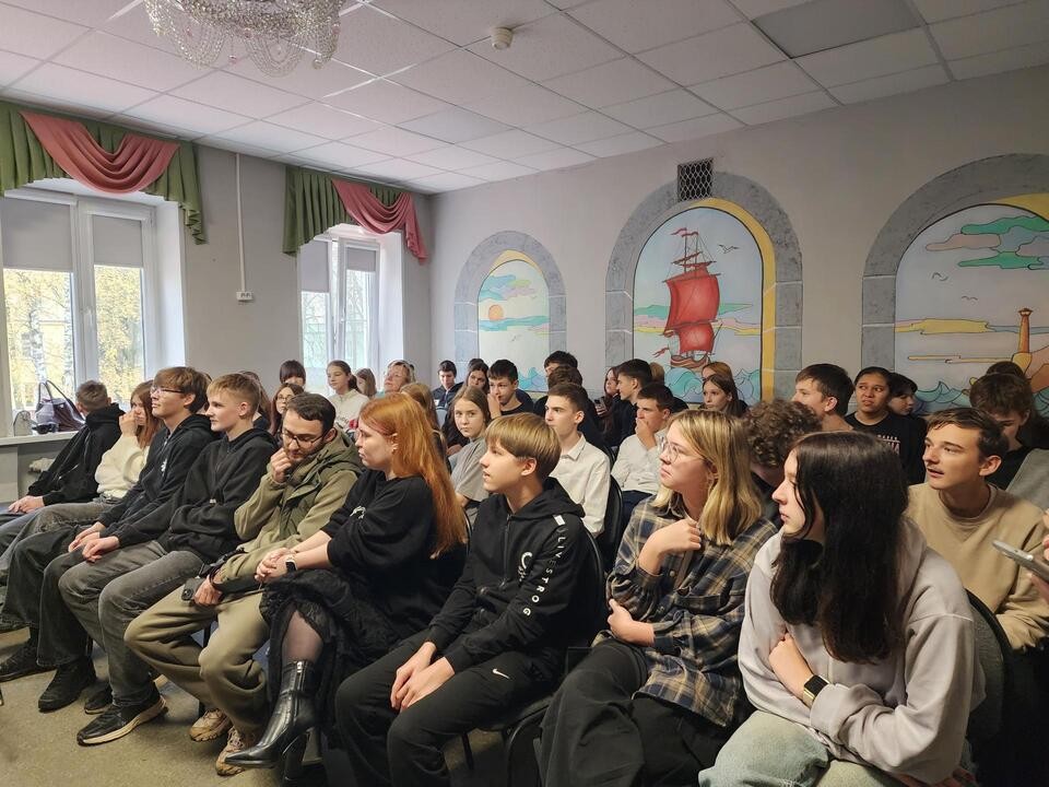Психолог и инспектор полиции объяснили подросткам Красноармейска законы России