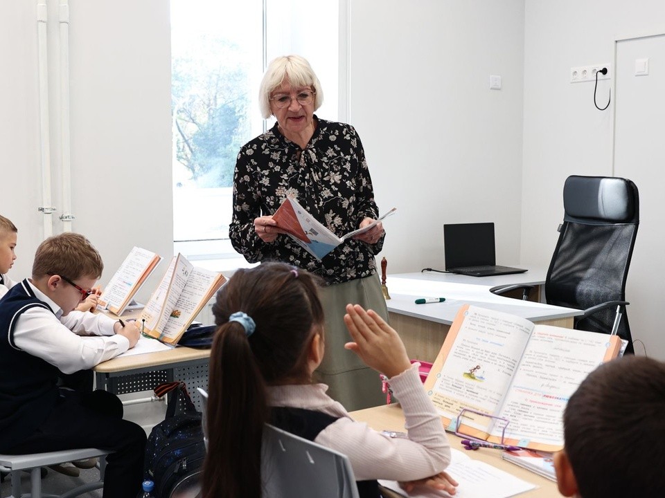 Учителям Подмосковья помогут с надбавками, жильем и стартовыми выплатами