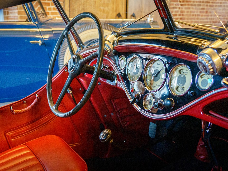 Два раритетных автомобиля продают из частной коллекции в Клину