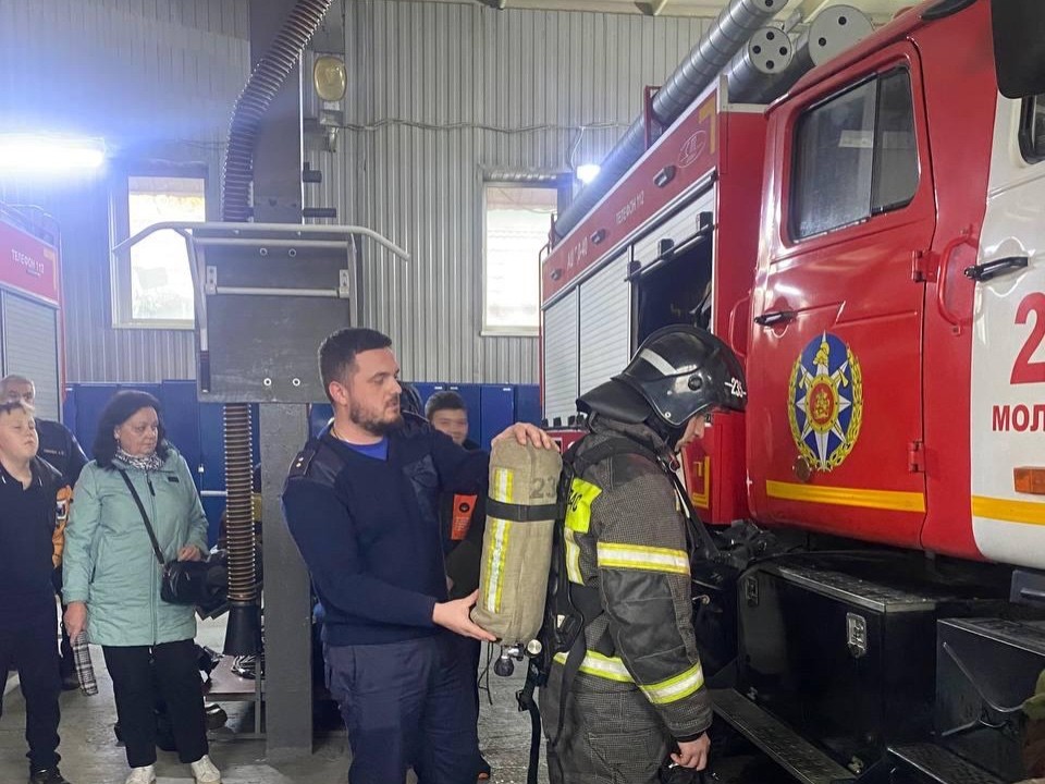 «Пожарная смена» для школьников: как прошел день открытых дверей у спасателей Ленинского округа