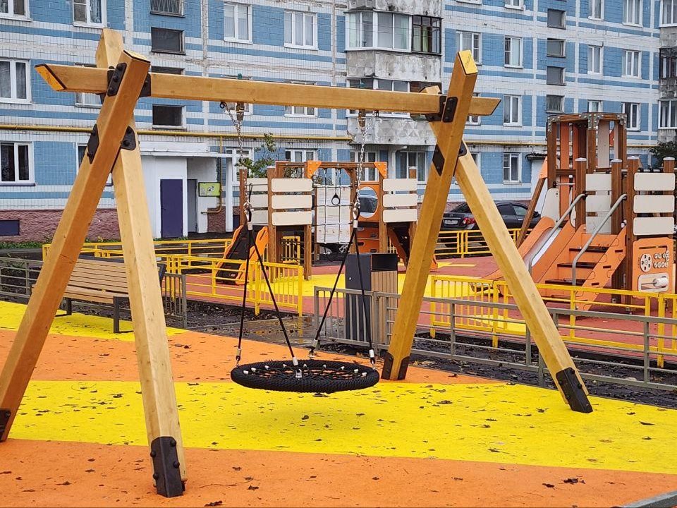 «Площадка — просто космос»: новый игровой комплекс построили около детского сада «Звездный»