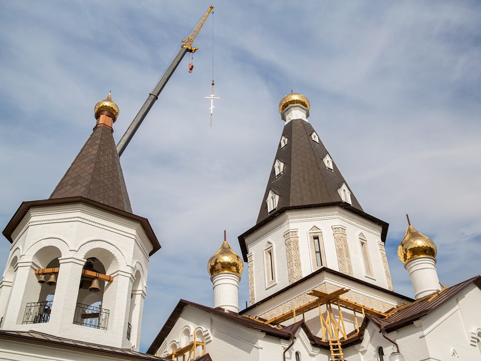 Кресты для храма Ксении Петербургской освятили в Медвежьих Озерах