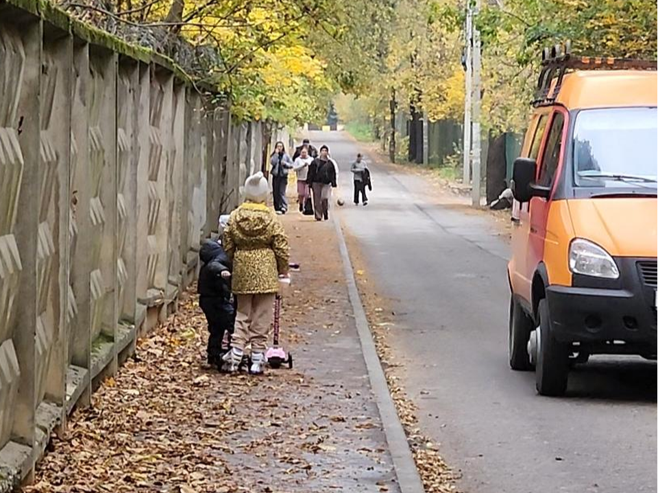«Стало намного удобнее»: в Кратове сделали комфортный тротуар на пути к детскому санаторию