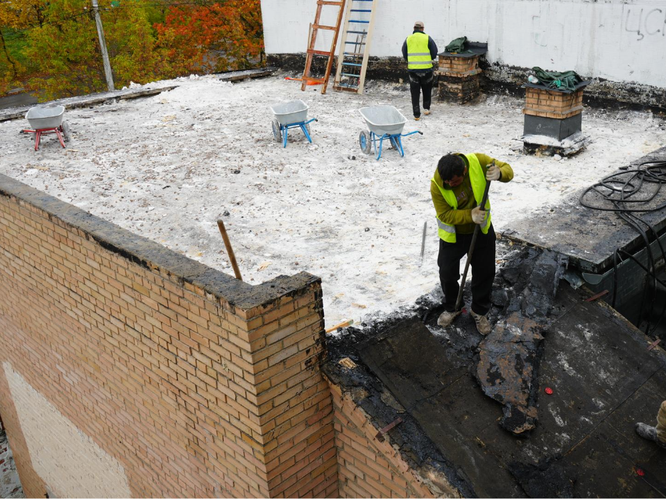 Рабочие демонтируют внутренние перегородки и кровлю в гимназии №5 в Дзержинском