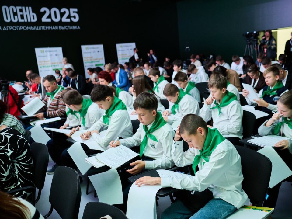Будущие механизаторы и животноводы написали агродиктант