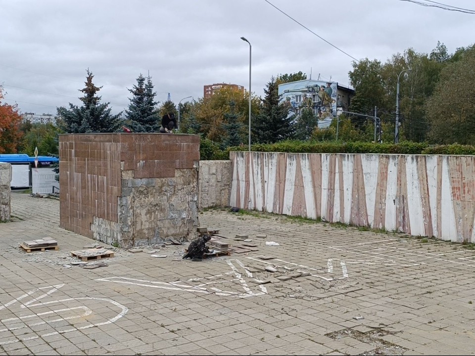 У памятника «Зенитка» начался демонтаж насыпи, служившей главной зимней горкой