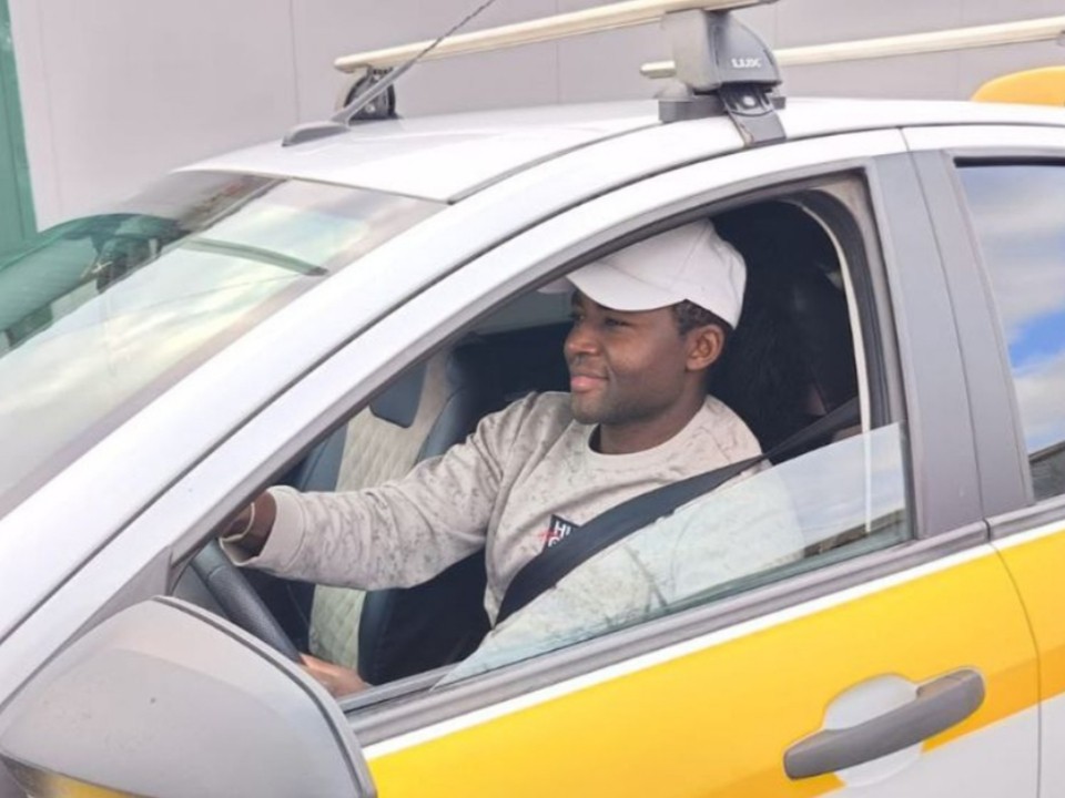 Новая жизнь за рулем: как камерунец стал таксистом в Подмосковье