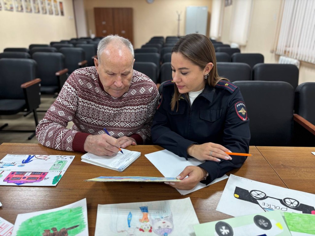 В округе выбрали лучшие детские рисунки о работе родителей-полицейских