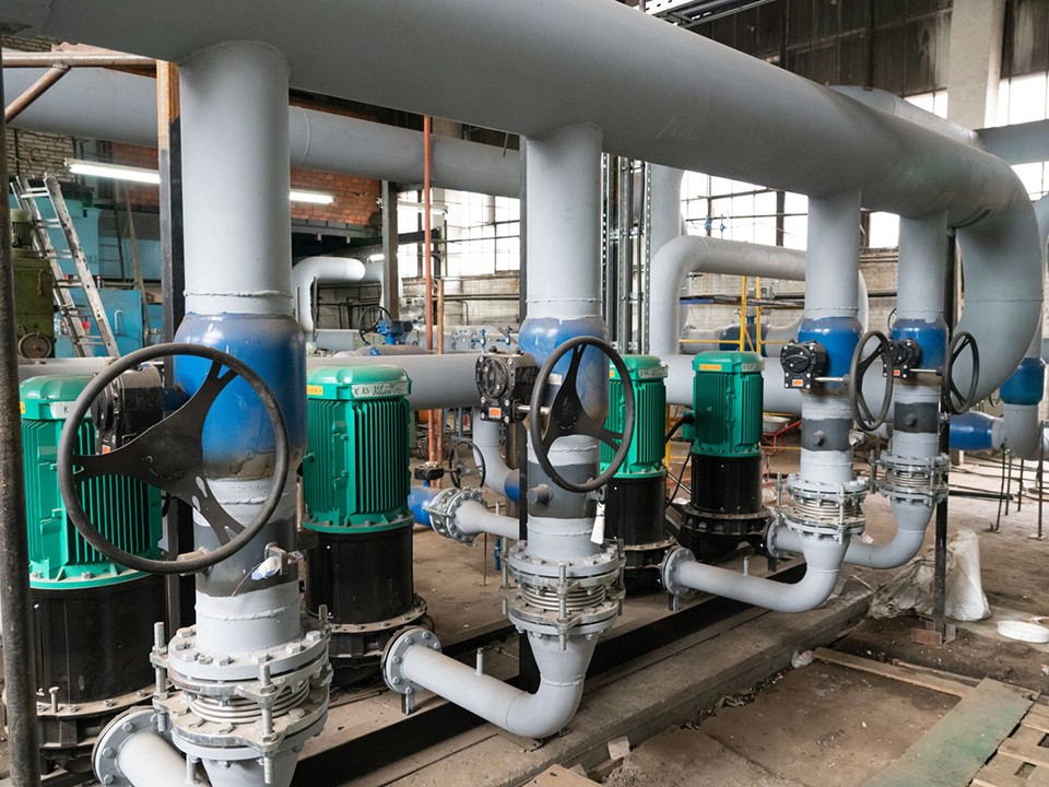 Коммунальные службы устраняют аварию на сетях отопления в Ермолине