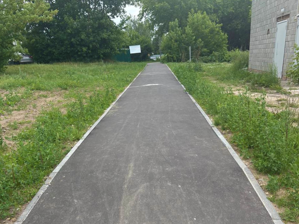К детским площадкам и парковкам: в Зарайске заасфальтировали четыре новые тропинки