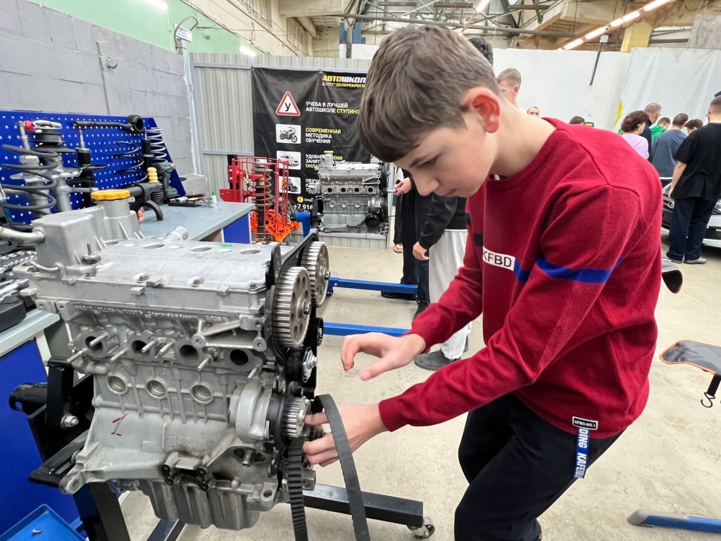 От сварщика — до программиста: школьники примерили на себя рабочие профессии