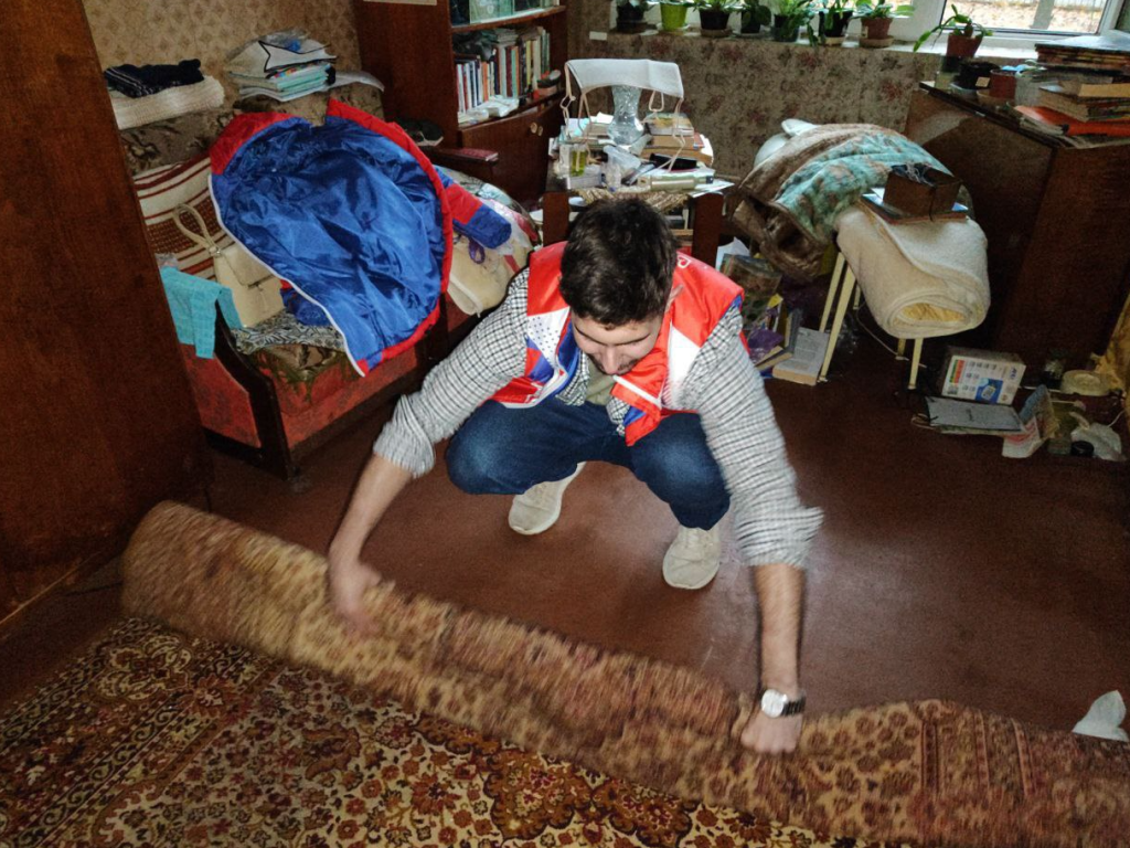 Волонтеры из Наро-Фоминска привели в порядок квартиру пожилой учительницы, которую залило кипятком