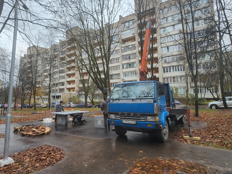 Двор на Лесном бульваре пополнился столами для настольного тенниса