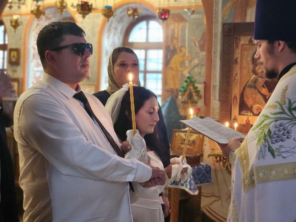 Ветеран СВО и его невеста, потерявшие зрение, обвенчались в день памяти Сергия Радонежского