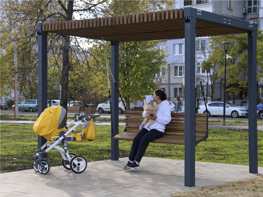 Новый сквер «На 7 ветрах» с качелями и видеонаблюдением открыли в Электростали