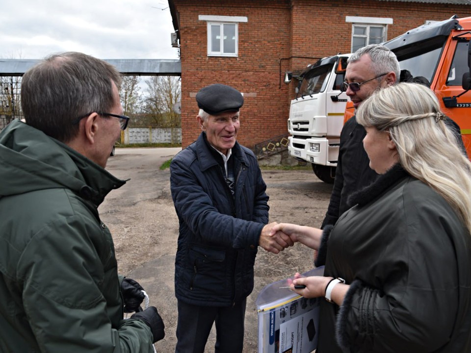В Лотошине проверили работу ЖКХ и поздравили сотрудника