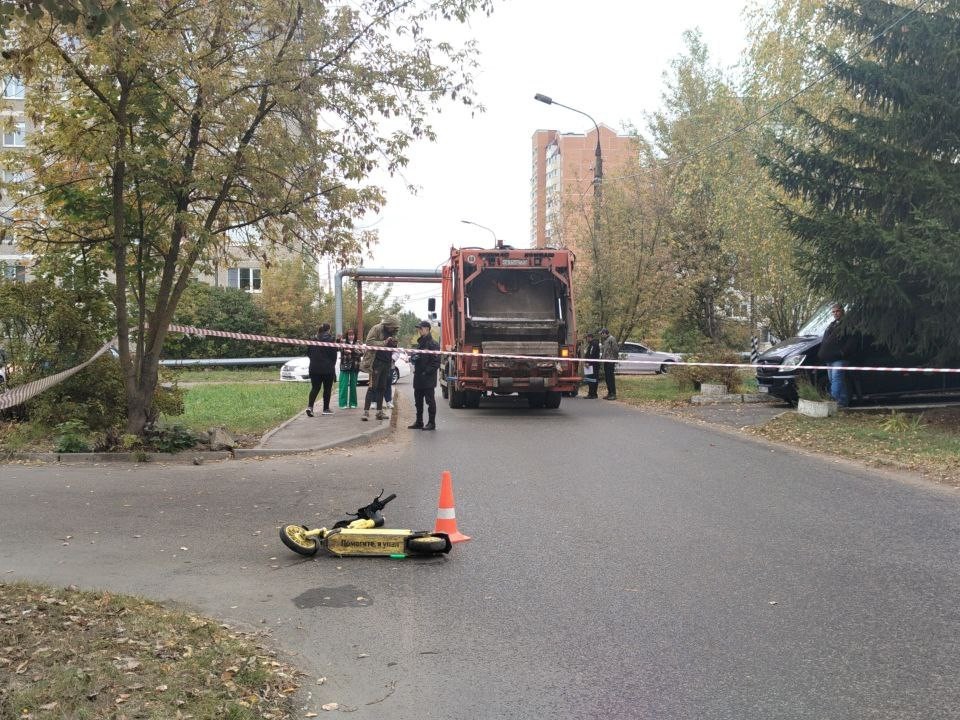 Смертельное ДТП во дворе дома на улице Текстильщиков: оперативные службы работают на месте трагедии