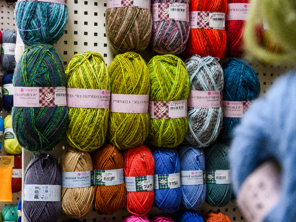 Партию теплой пряжи подарил депутат пенсионерам в Можайске