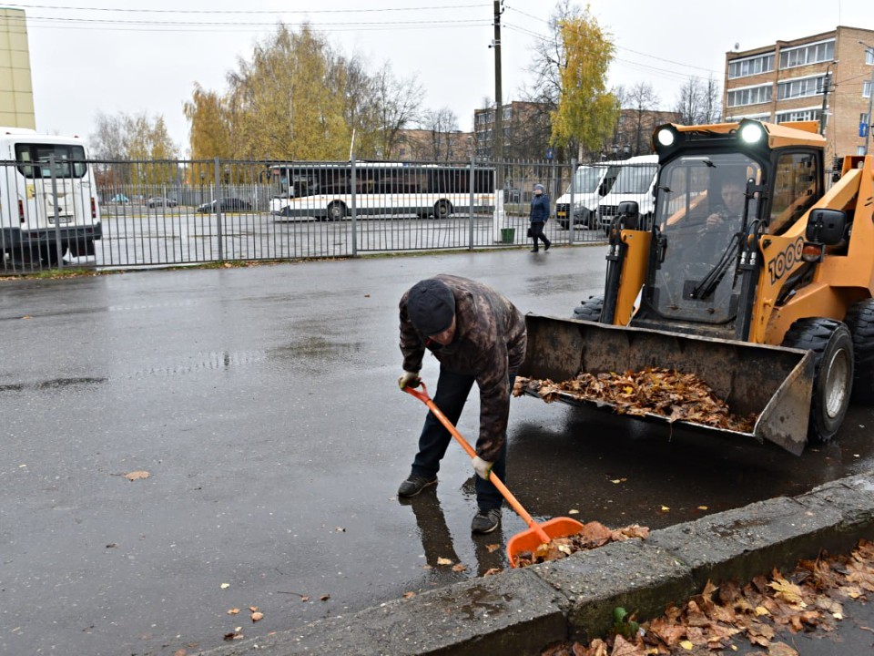 В Лотошине коммунальщики очистили улицы Колхозную и Центральную от листвы
