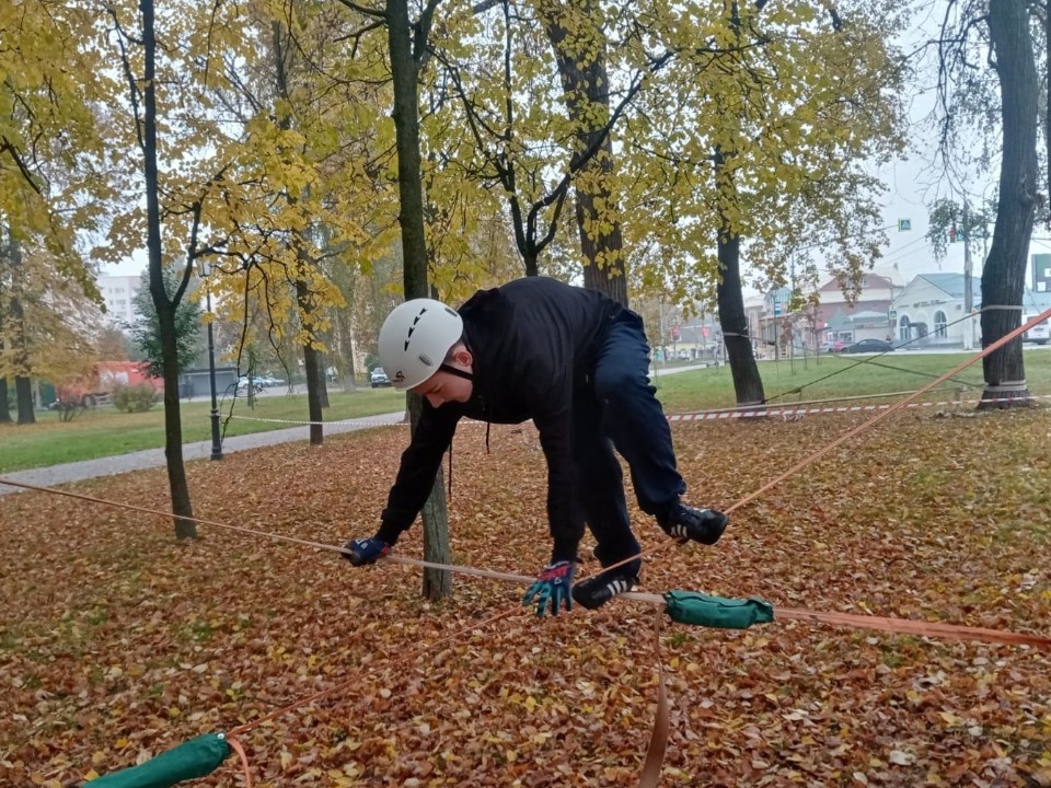 Между небом и землей: школьники соревновались во фрироупе