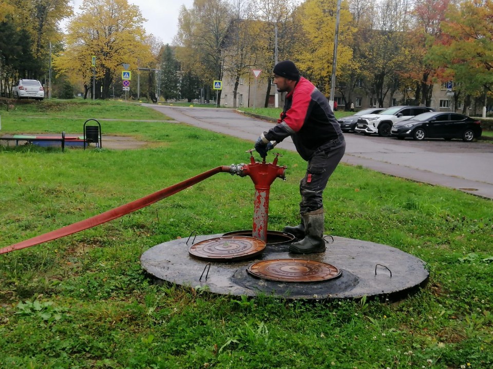 В Восходе обновили канализационные колодцы у дома №10