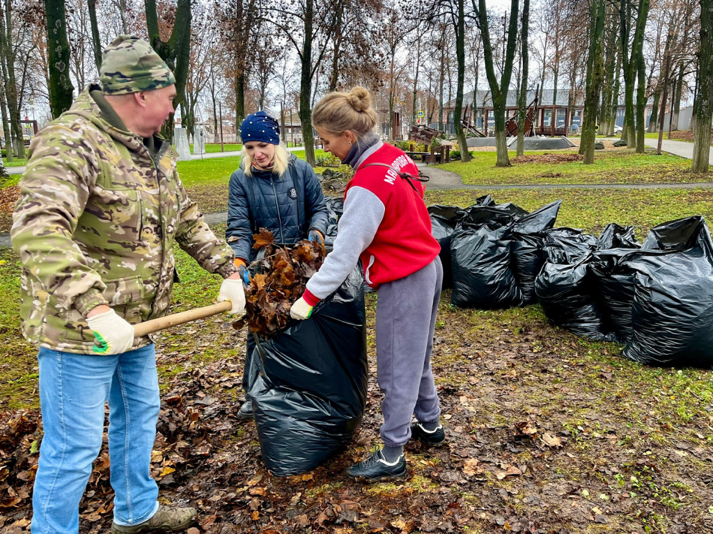 Работники культуры Зарайска убрали опавшую листву в сквере