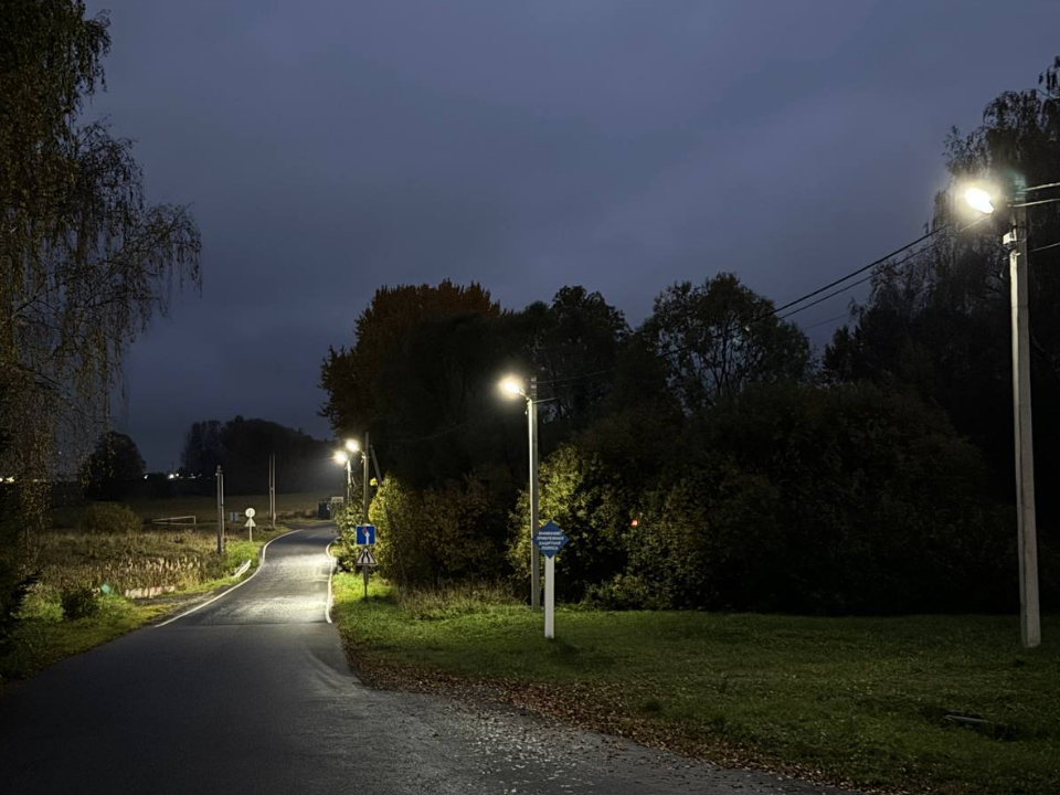 Дорога между Рыльково и Отяково теперь с фонарями