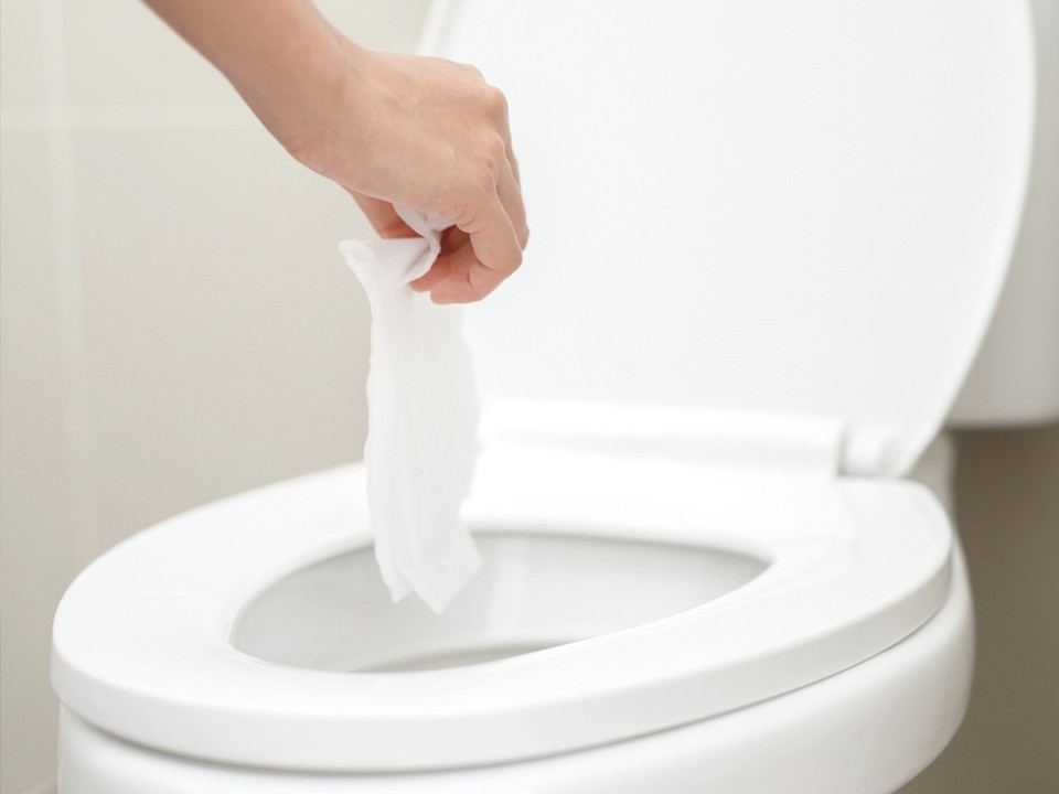 Смыли — и затопили двор: почему салфетки ломают канализацию в Истре