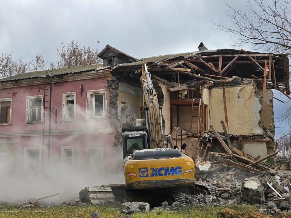 Дом‑ветеран уходит на покой: в поселке Деденево разбирают аварийную двухэтажку 1951 года