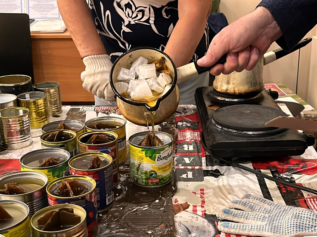 Волонтеры Воскресенска изготавливают окопные свечи для бойцов СВО