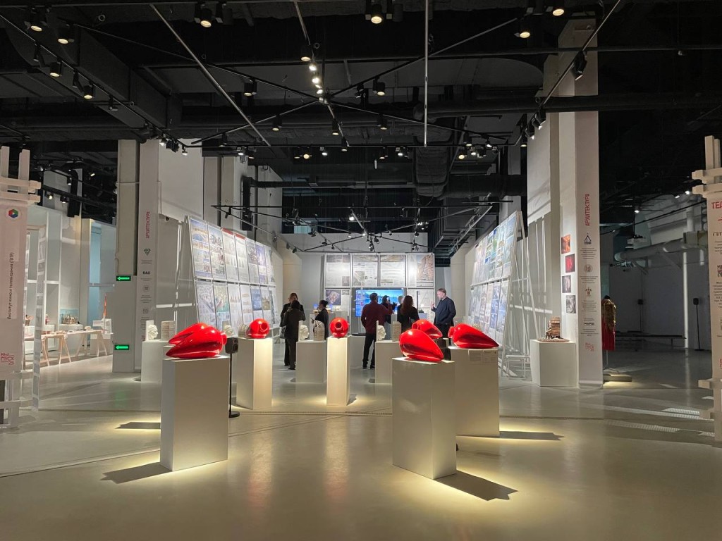 Изготовленные жительницей Дубны керамические амфоры выставили в парке «Зарядье»