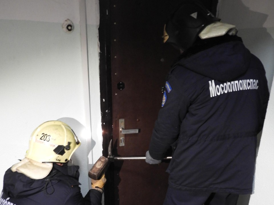 Спасатели освободили беспомощную пенсионерку из запертой квартиры в Волоколамске