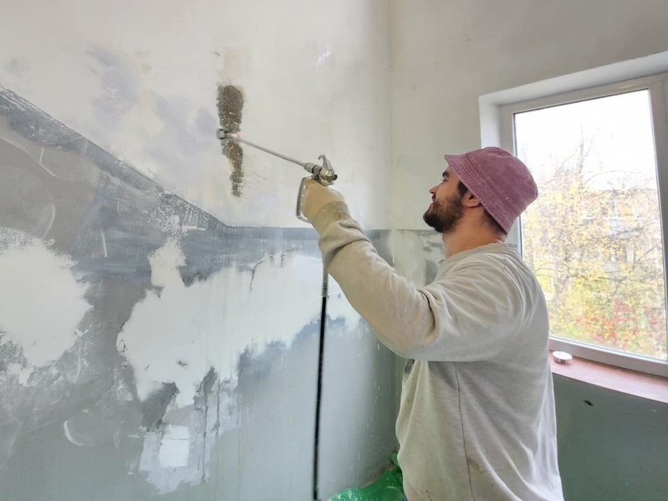 Двери, окна и перила обновляют в пятиэтажке на Гагарина