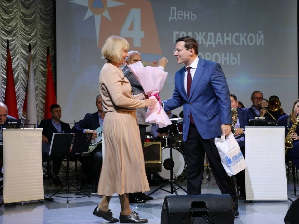 Депутат Мособлдумы поздравил педагогов ЦО №30 с Днем учителя