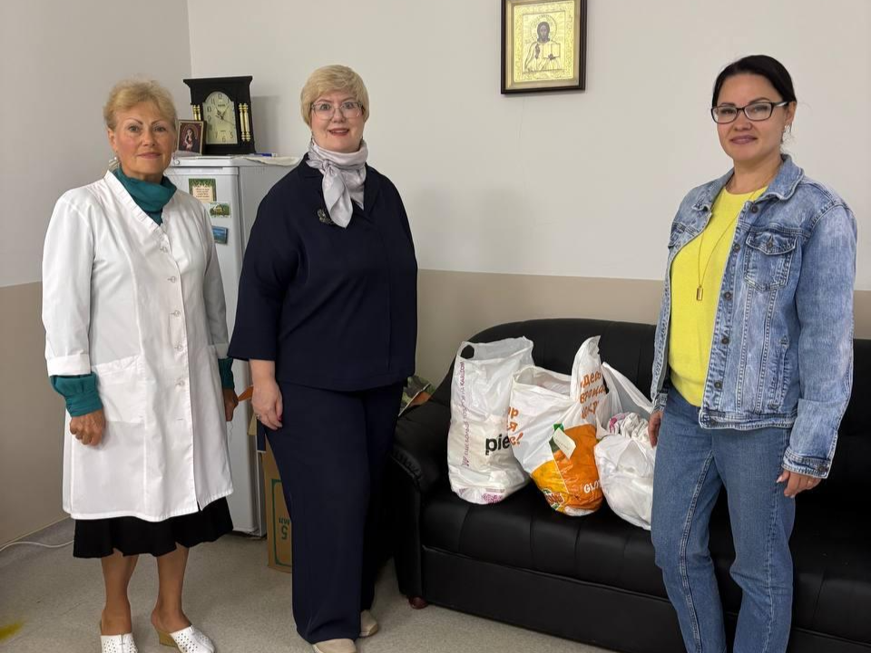 Благотворительную помощь доставили в три отделения больницы