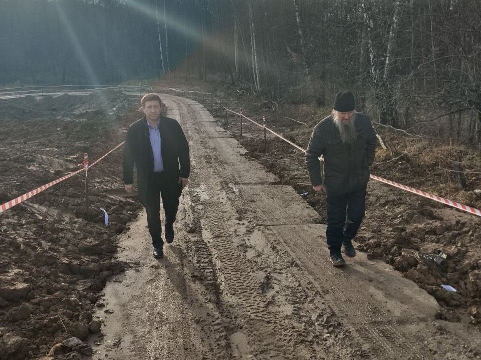 Временную дорогу к храму в Капустине расширят для удобства жителей