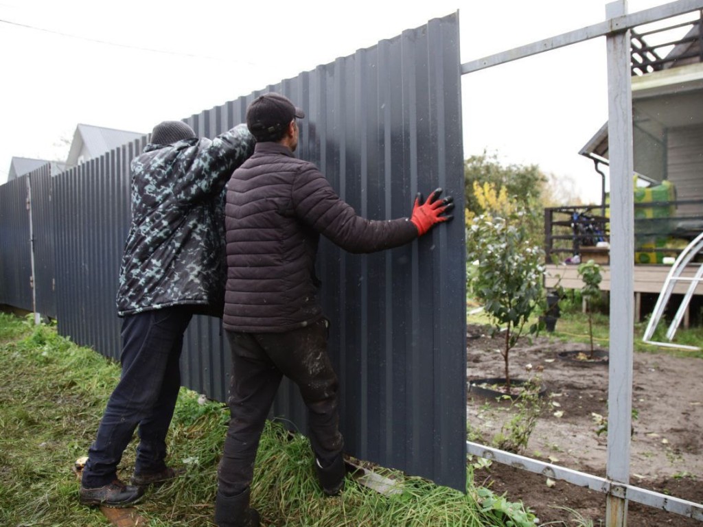На улице Куйбышева обновляют обшивку дома и устанавливают забор после атаки беспилотников