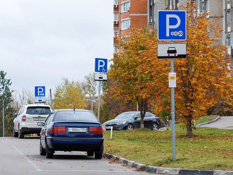 Летом — асфальт, осенью — платная парковка: жителей Пушкино напугали закрытые дорожные знаки