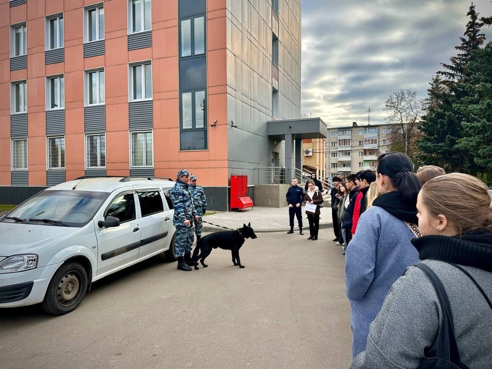 Полицейские Домодедово показали школьникам, что значит быть «в форме»