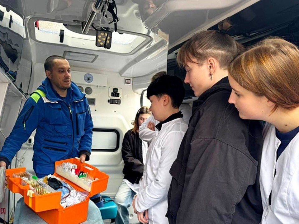 Студентам-медикам устроили погружение в профессию на подстанции Рузской скорой